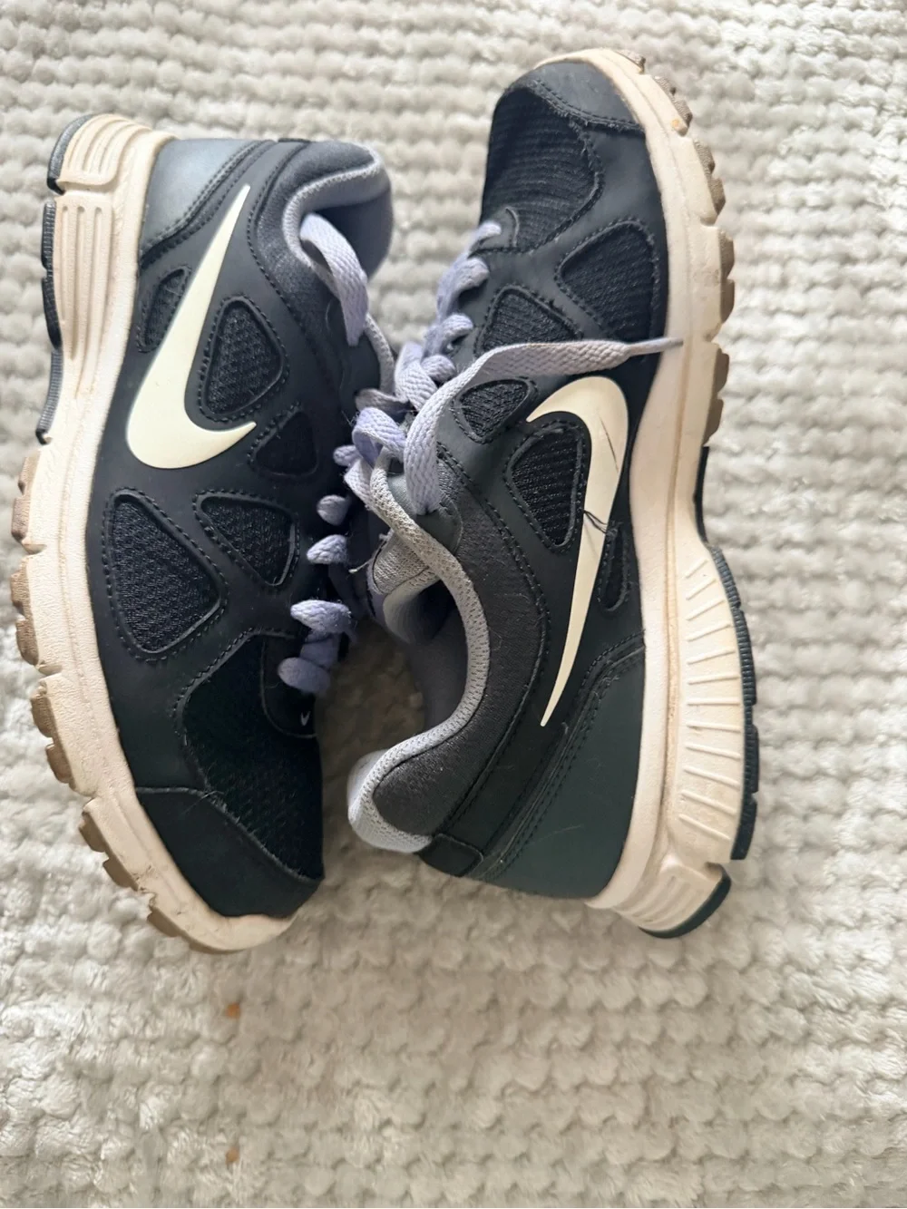 Nike Women’s Black Sneakers with Light lilac Laces